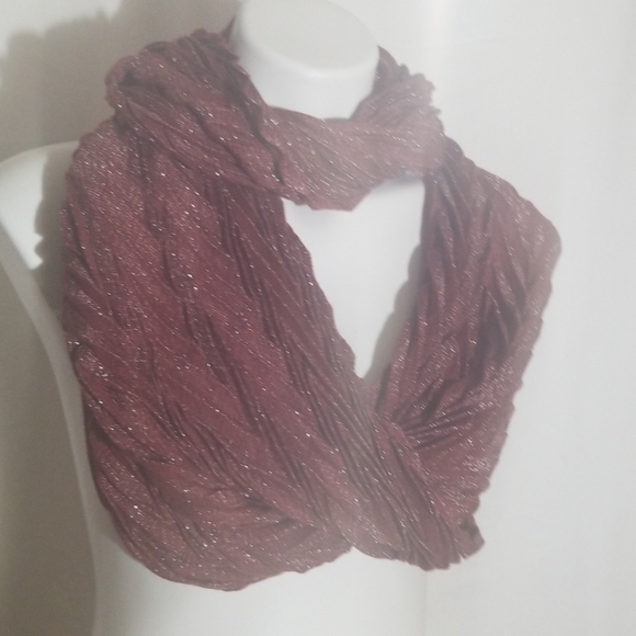 Red frosted infinity scarf - Picture 1 of 3